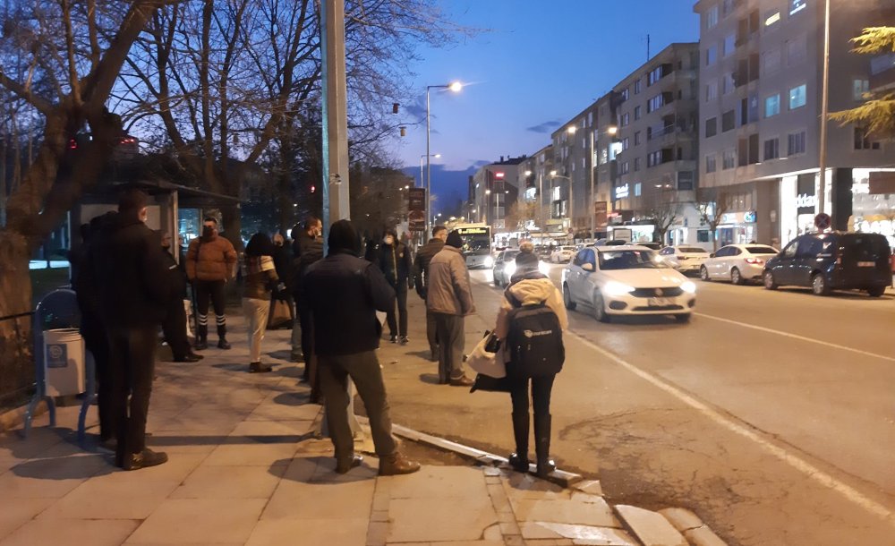 Geç Gelen Otobüsler Vatandaşı Canından Bezdirdi