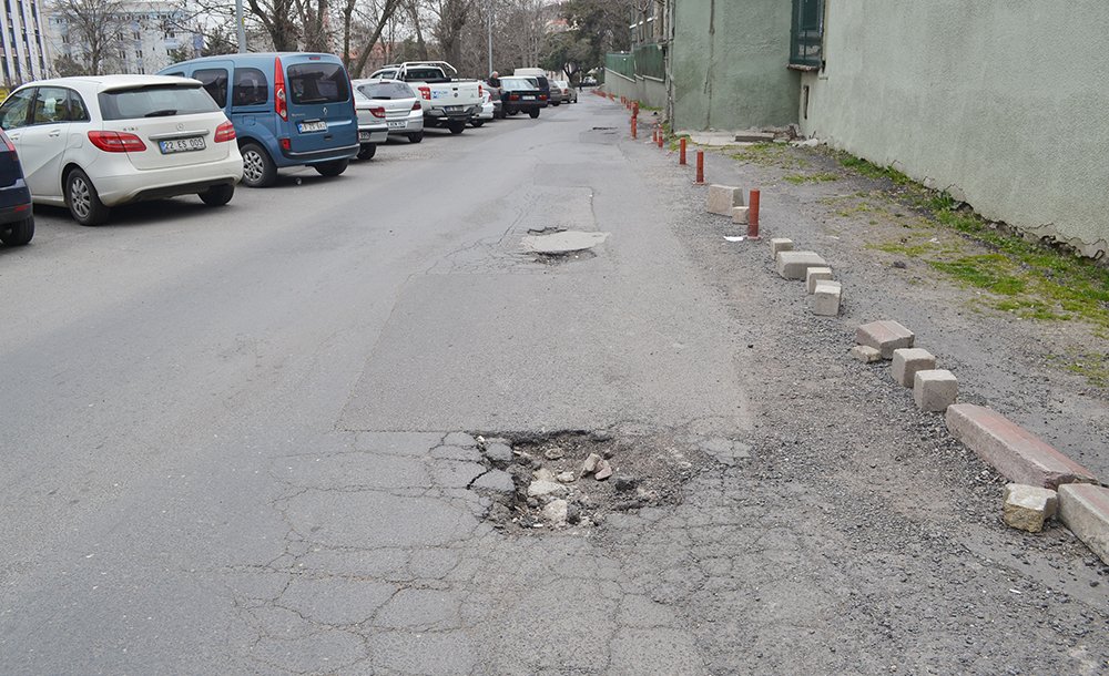 Derin Çukurlar Sürücüleri Canından Bezdirdi