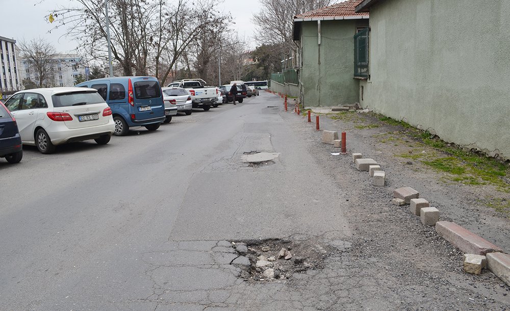 Derin Çukurlar Sürücüleri Canından Bezdirdi