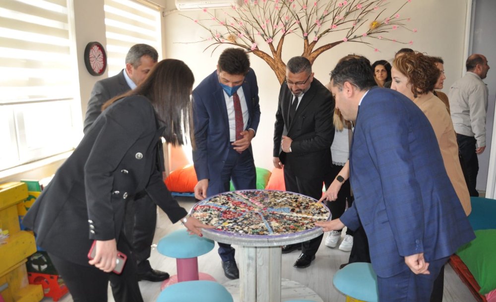 Atık Malzemelerden Kütüphane Yapıldı 