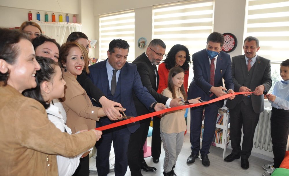Atık Malzemelerden Kütüphane Yapıldı 