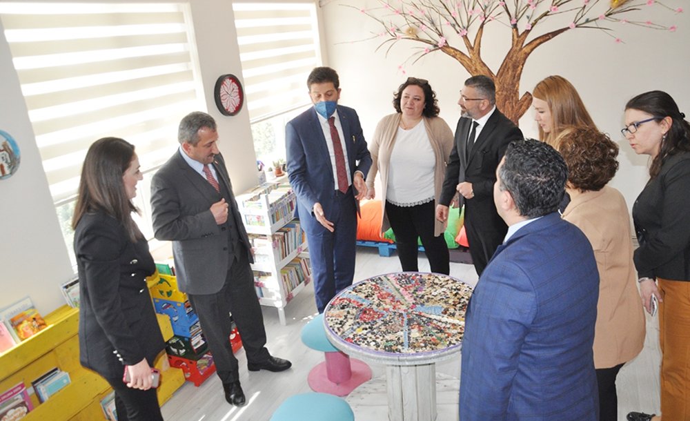 Atık Malzemelerden Kütüphane Yapıldı 