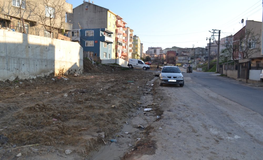 Atilla Caddesi Yarım Kaldı 