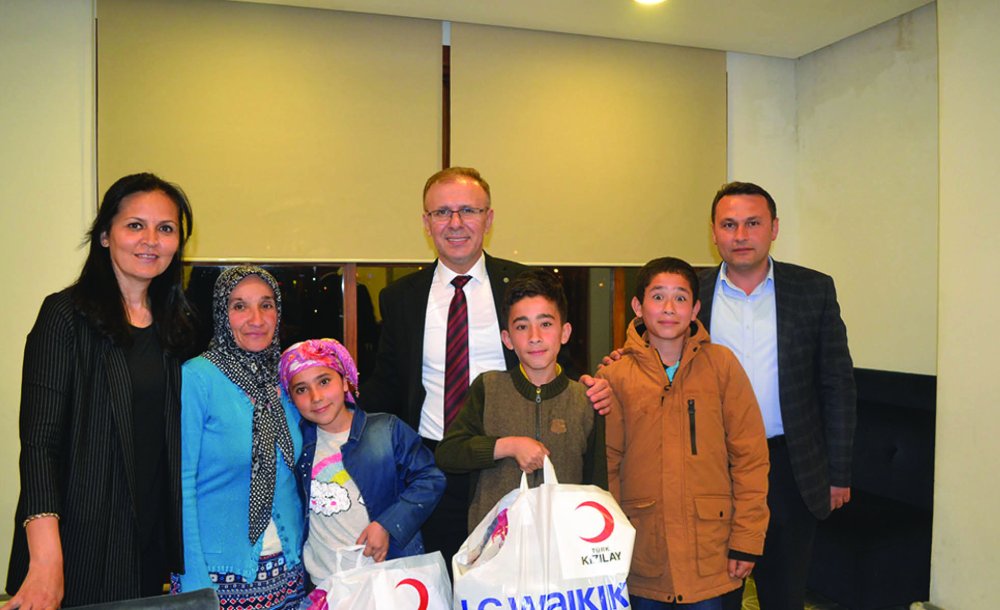 Kaymakam Sarılı Çocukların Yüzünü Güldürdü