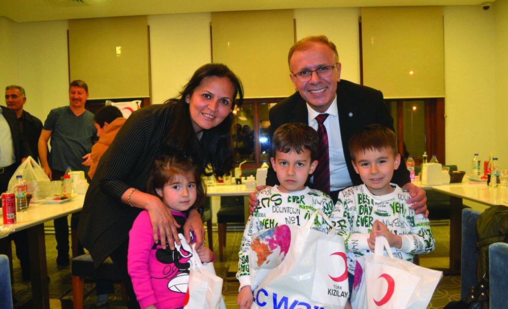 Kaymakam Sarılı Çocukların Yüzünü Güldürdü