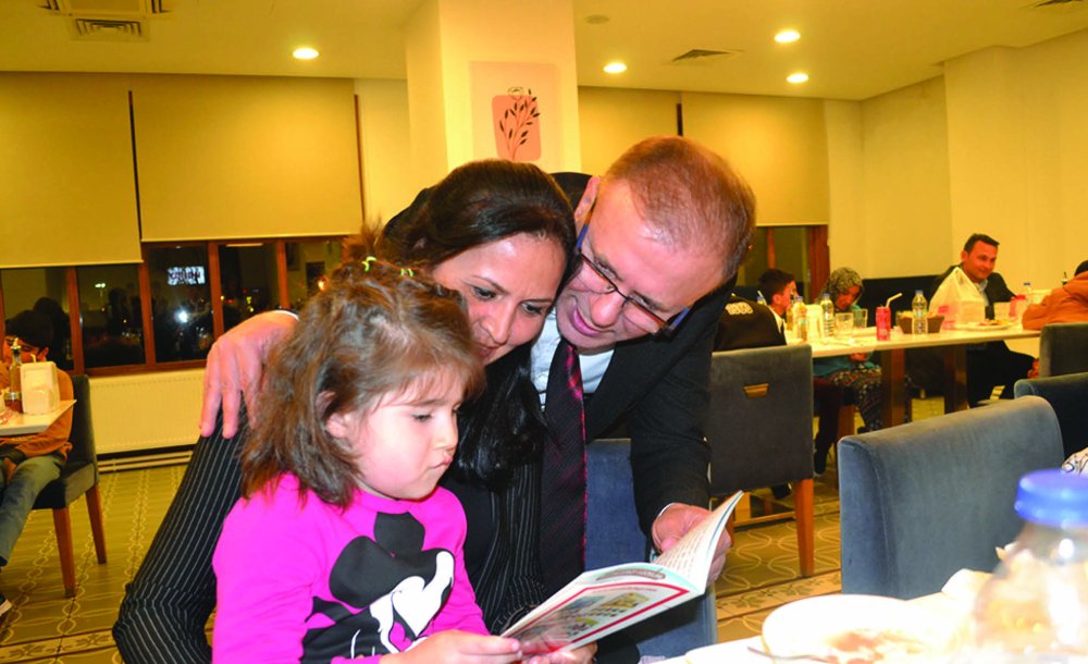 Kaymakam Sarılı Çocukların Yüzünü Güldürdü