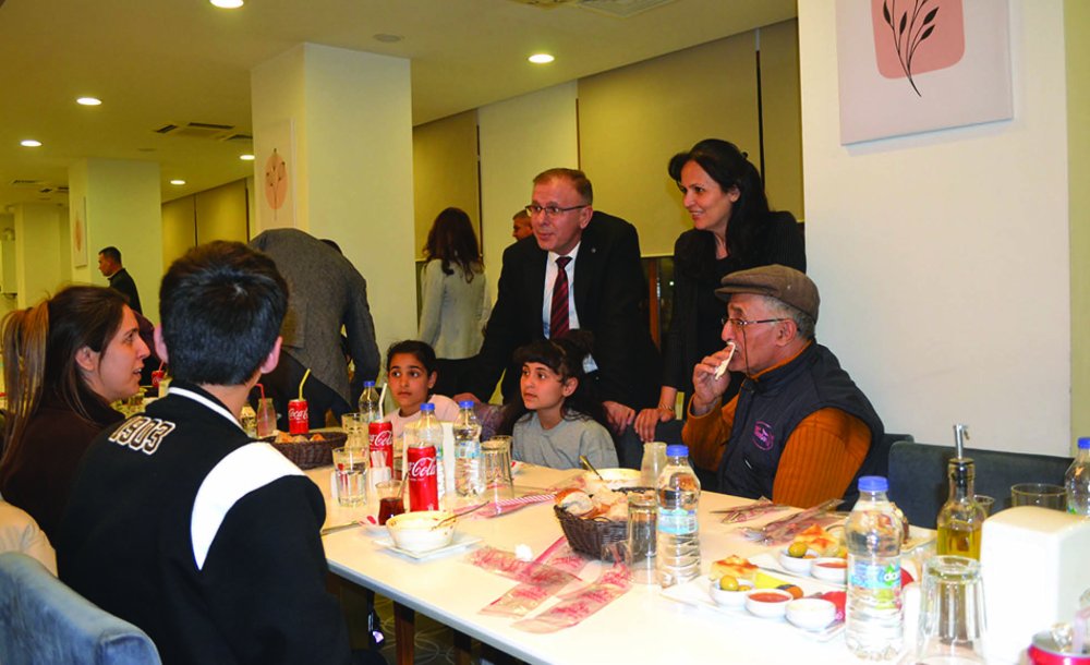 Kaymakam Sarılı Çocukların Yüzünü Güldürdü