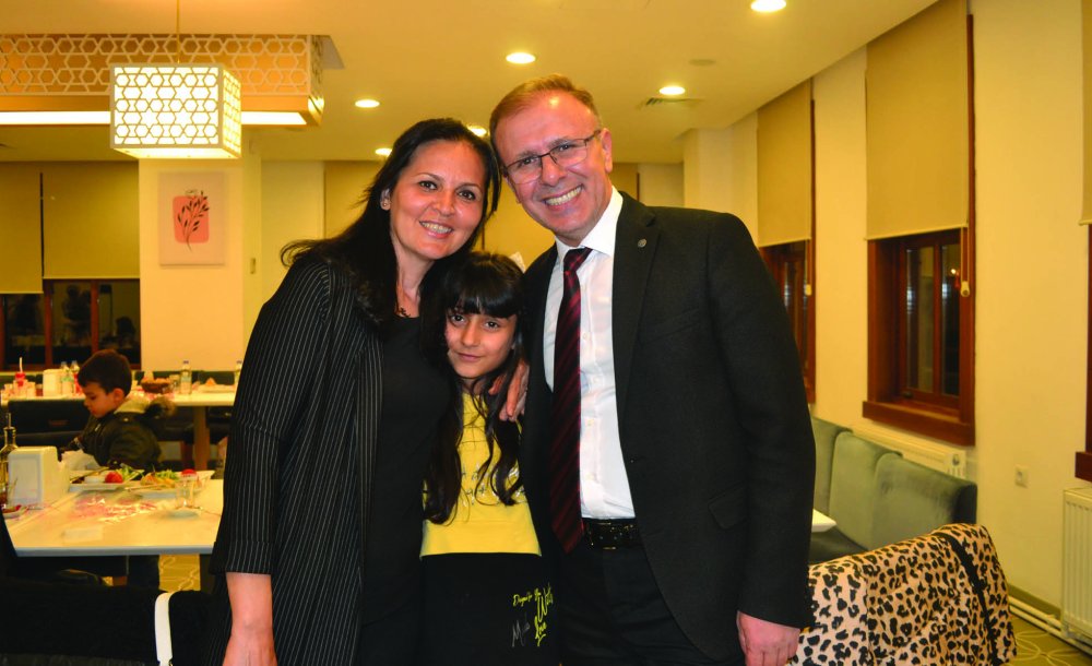 Kaymakam Sarılı Çocukların Yüzünü Güldürdü