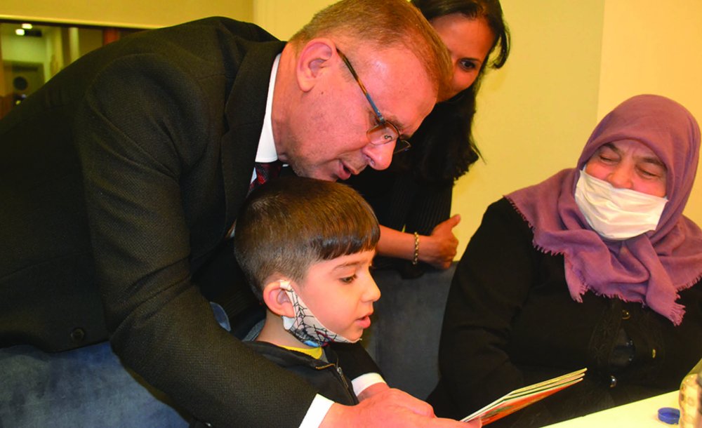 Kaymakam Sarılı Çocukların Yüzünü Güldürdü