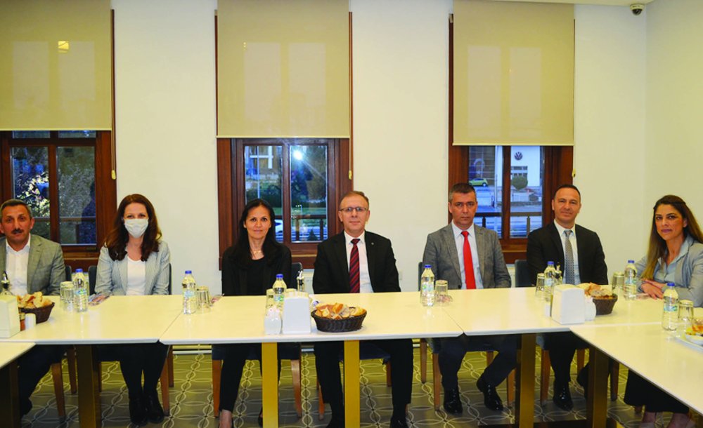 Kaymakam Sarılı Çocukların Yüzünü Güldürdü