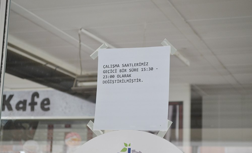 Öğrenciler Tahta Yerine Duvarlara Yazı Yazıyor!