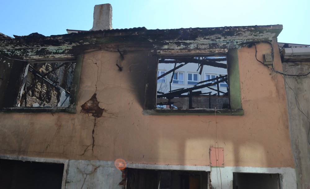Aynı Sokaktaki İki Metruk Bina Da Yandı