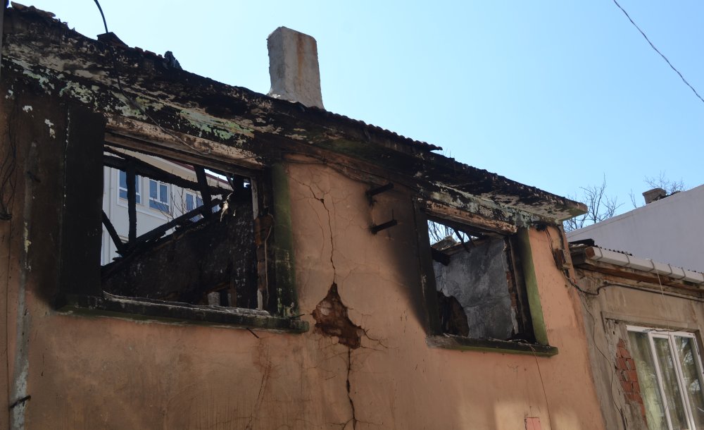 Aynı Sokaktaki İki Metruk Bina Da Yandı