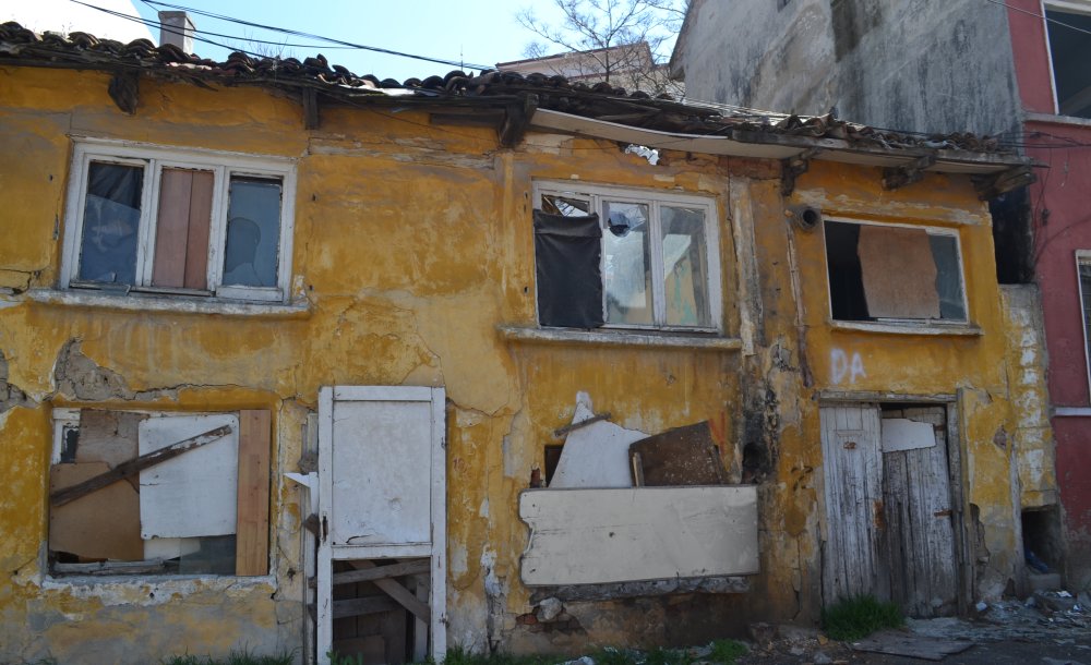 Aynı Sokaktaki İki Metruk Bina Da Yandı