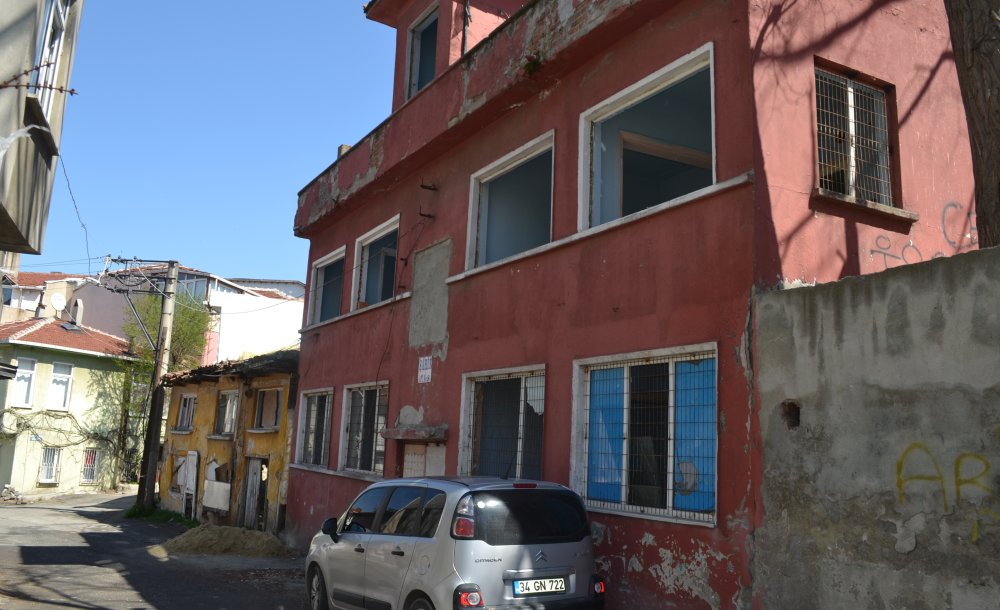 Aynı Sokaktaki İki Metruk Bina Da Yandı