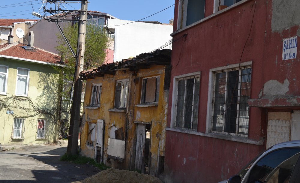 Aynı Sokaktaki İki Metruk Bina Da Yandı