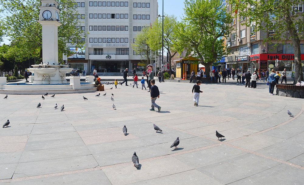 Güvercinler Cumhuriyet Meydanı'nın Simgesi Oldu 
