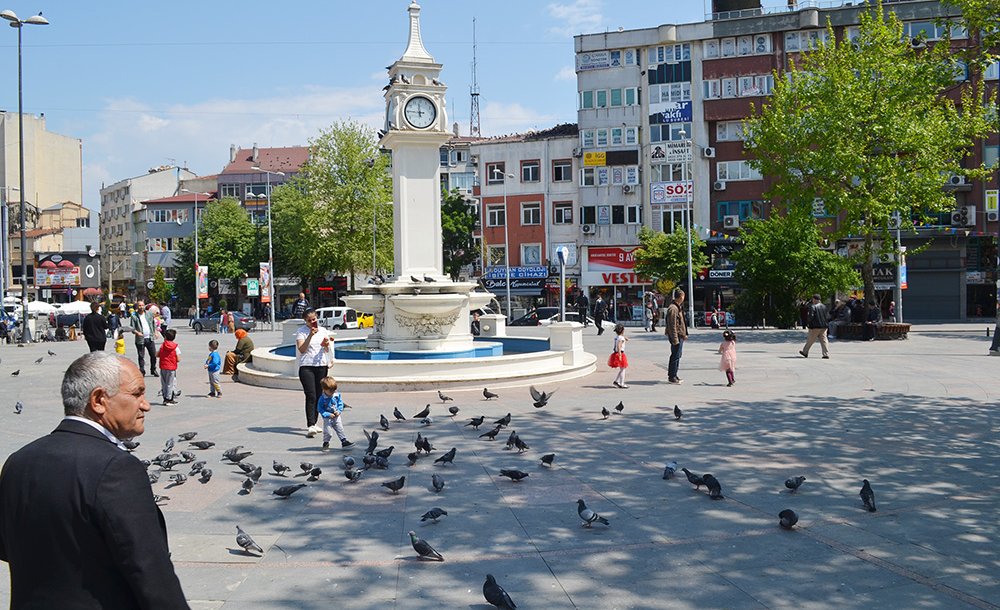 Güvercinler Cumhuriyet Meydanı'nın Simgesi Oldu 