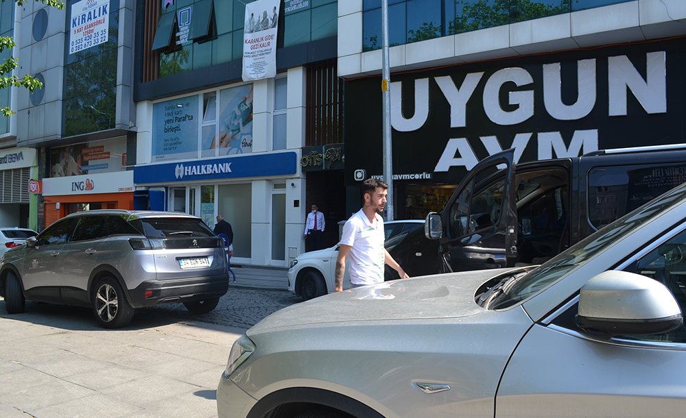 Park Eden Araç Nedeniyle Yol Trafiğe Kapandı