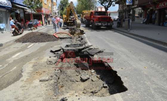 Yol Çöktü Şinasi Kurşun Caddesi Trafiğe Kapatıldı