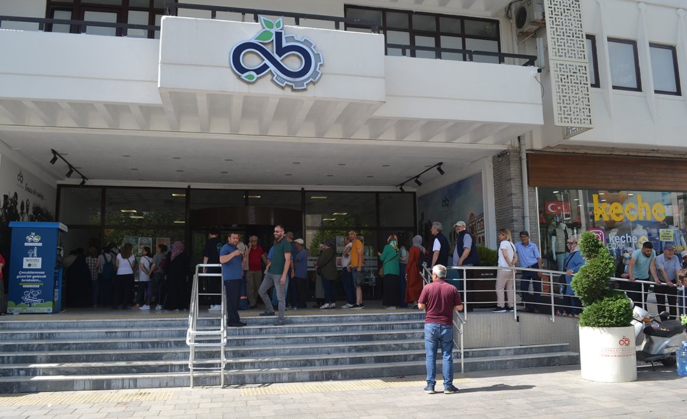 Belediyenin Önündeki Kuyruk Görenleri Şaşırttı