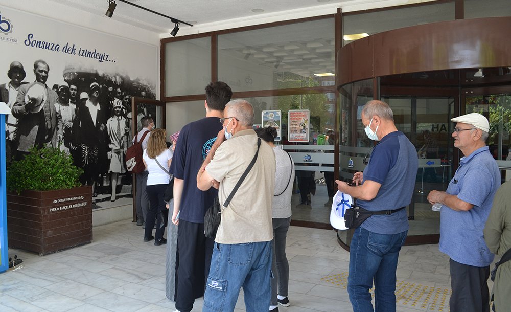 Belediyenin Önündeki Kuyruk Görenleri Şaşırttı