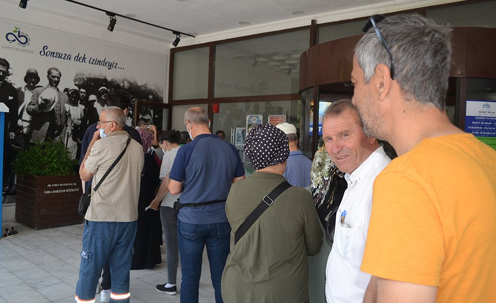 Belediyenin Önündeki Kuyruk Görenleri Şaşırttı