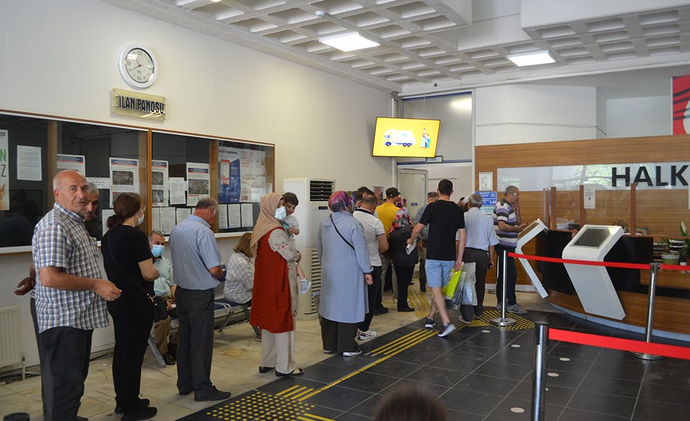 Belediyenin Önündeki Kuyruk Görenleri Şaşırttı