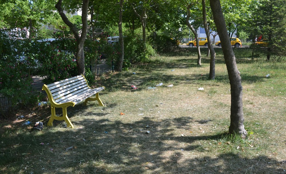 Çöpleri Çöp Kutusu Yerine Yerlere Atıyorlar