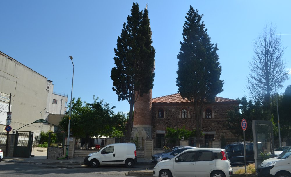 Tarihi Cami Bakımsızlıktan Dökülüyor