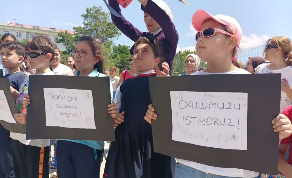 Yıkılan Okullar Yapılmayınca Veliler Feryat Etti 