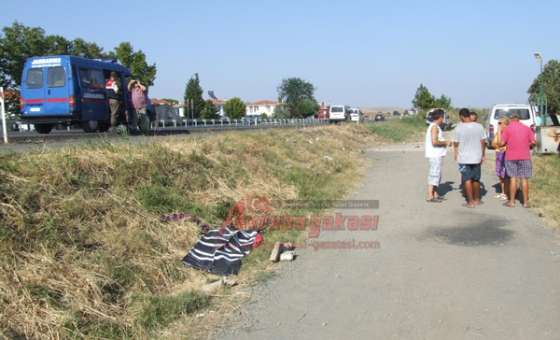 Karşıdan Karşıya Geçmeye Çalışan Yayalara Otomobil Çarptı: 1 Ölü 2 Yaralı