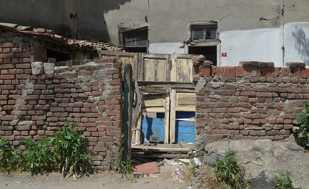 Önü Temizlendi, Tavanı Hala Yapılmadı 