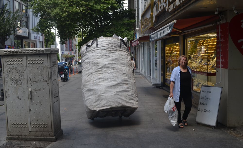 Çekçekçiler Omurtak Caddesi'nde Gezmeye Devam Ediyor
