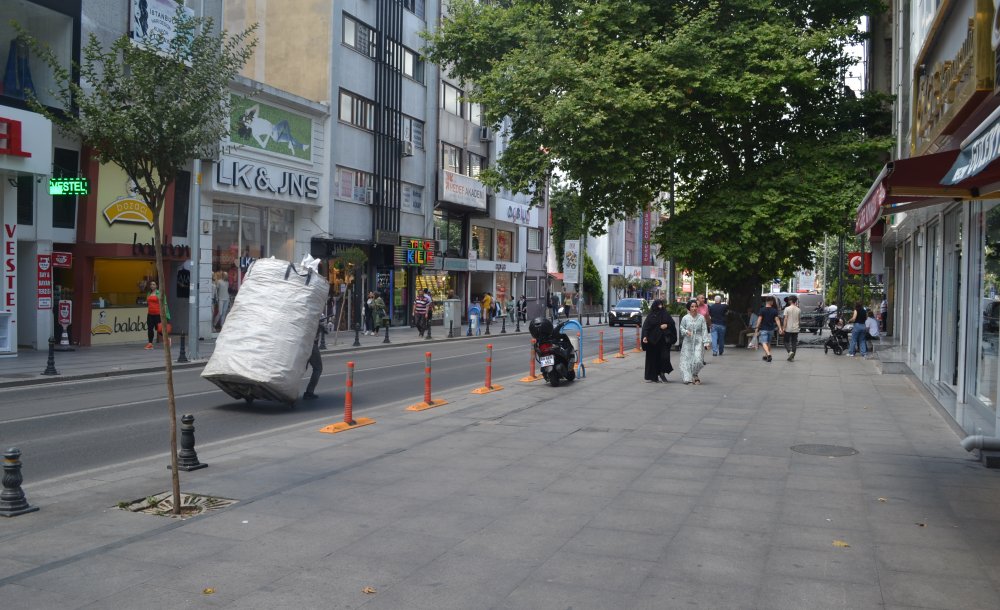 Çekçekçiler Omurtak Caddesi'nde Gezmeye Devam Ediyor