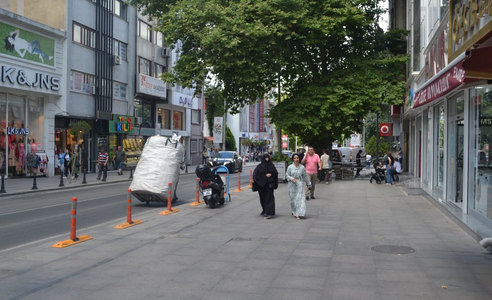 Çekçekçiler Omurtak Caddesi'nde Gezmeye Devam Ediyor
