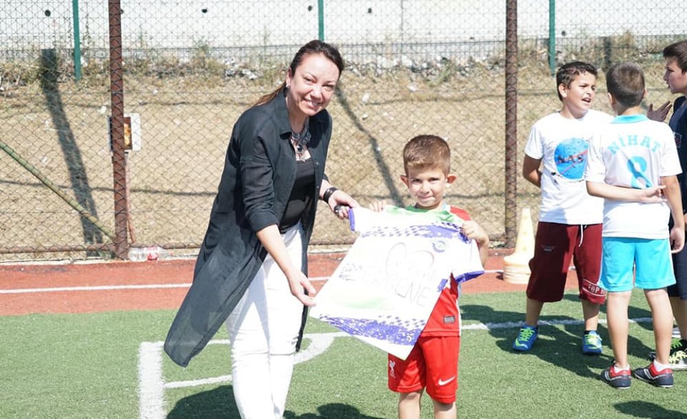 Ergene Belediyesi Futbol Kursundaki Çocuklara Formalarını Dağıttı