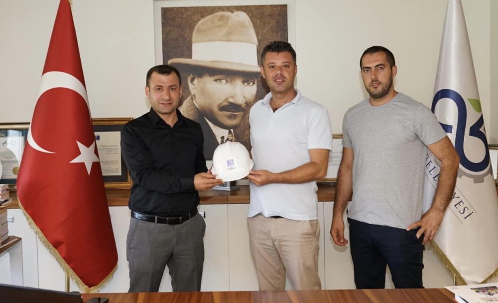 Oda Ziyaretinde Başkan Sarıkurt'a Baret Hediye Ettiler