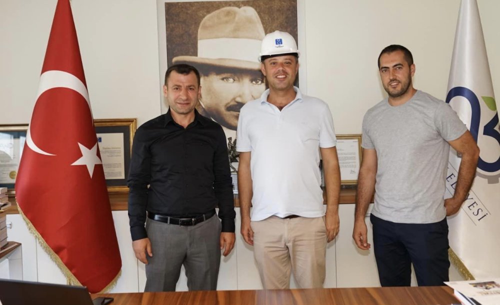 Oda Ziyaretinde Başkan Sarıkurt'a Baret Hediye Ettiler