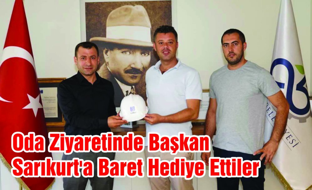 Oda Ziyaretinde Başkan Sarıkurt'a Baret Hediye Ettiler