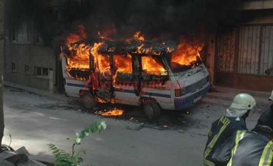 Park Halindeki Minibüs Alevlere Teslim Oldu