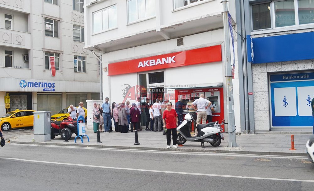 Bankaların Önündeki Promosyon Yoğunluğu Devam Ediyor
