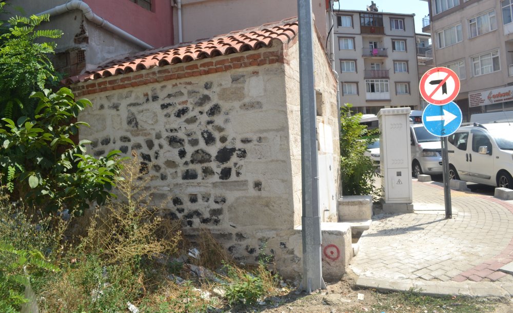 150 Yıllık Tarihi Çeşme Öylece Bırakıldı 