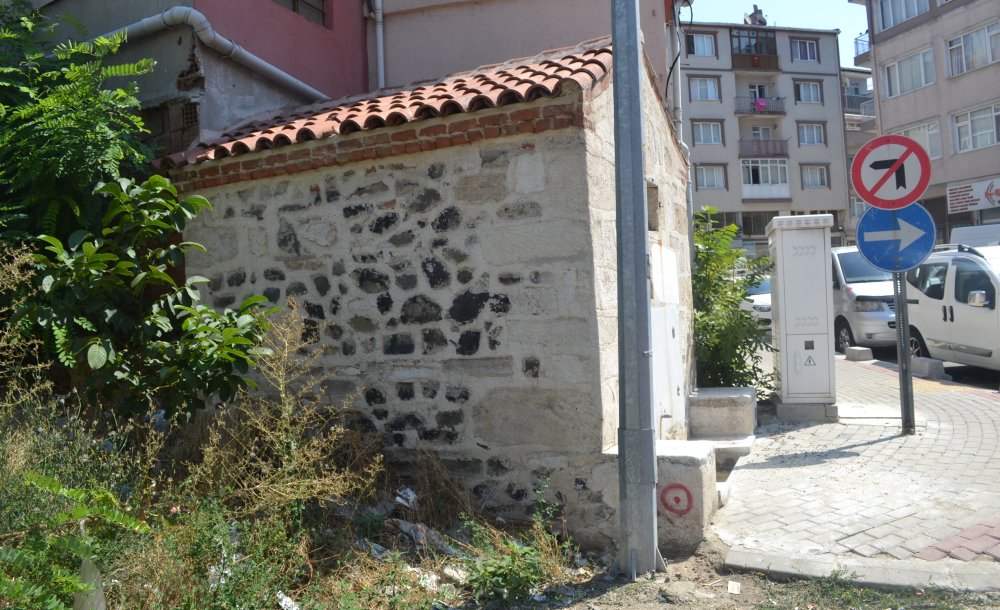 150 Yıllık Tarihi Çeşme Öylece Bırakıldı 