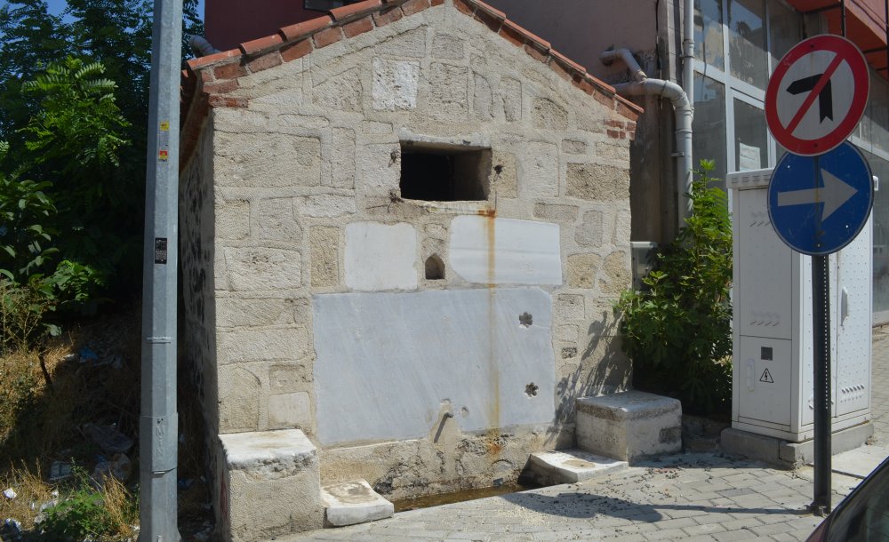 150 Yıllık Tarihi Çeşme Öylece Bırakıldı 