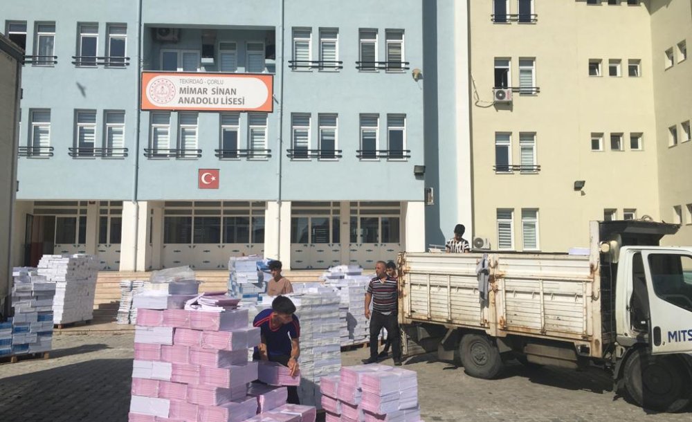 Çorlu'da 585 Bin Ücretsiz Ders Kitabı Dağıtıldı 