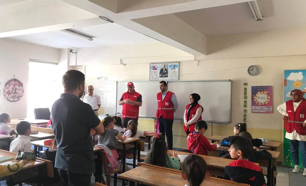 Kızılay Minik Öğrencileri Sevindirdi