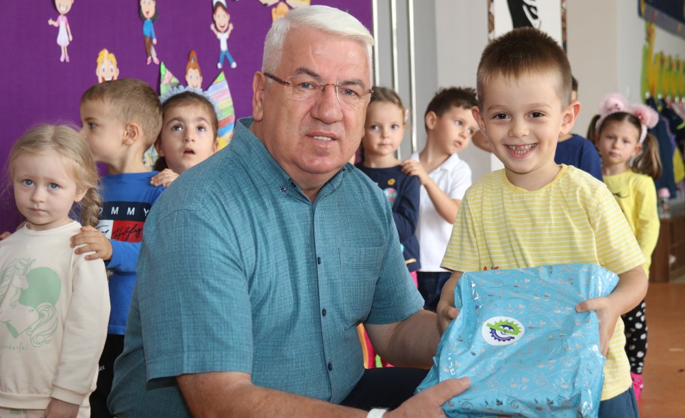 Başkan Yüksel Çocukları Hediyelerle Karşıladı