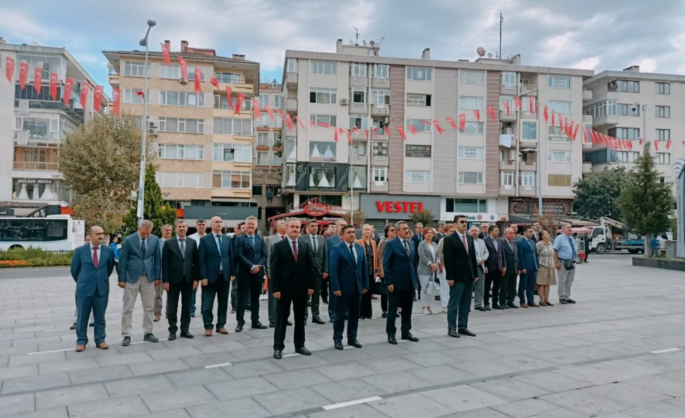 Eğitim Camiası Atatürk Anıtına Çelenk Sundu 
