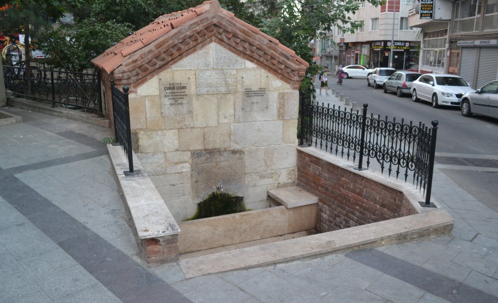 Yeni Restore Edilen Tarihi Çeşmenin Demirleri Çalındı